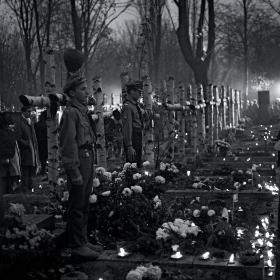 Dzień Zaduszny przy grobach w kwaterze Harcerskiego Batalionu AK Zośka na cmentarzu Powązkowskim, Warszawa 1969 r.