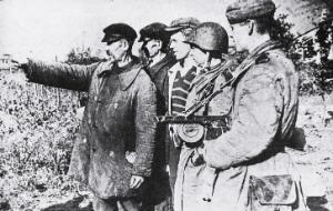 Spadochroniarze sowieccy instruowani przez polskich chłopów