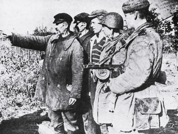 Spadochroniarze sowieccy instruowani przez polskich chłopów