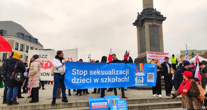 Protest „Stop dla deprawacji w szkole”