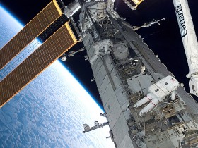 Astronauci z promu Endeavour podczas pracy przy części stacji ISS, zwanej Canadaarm.