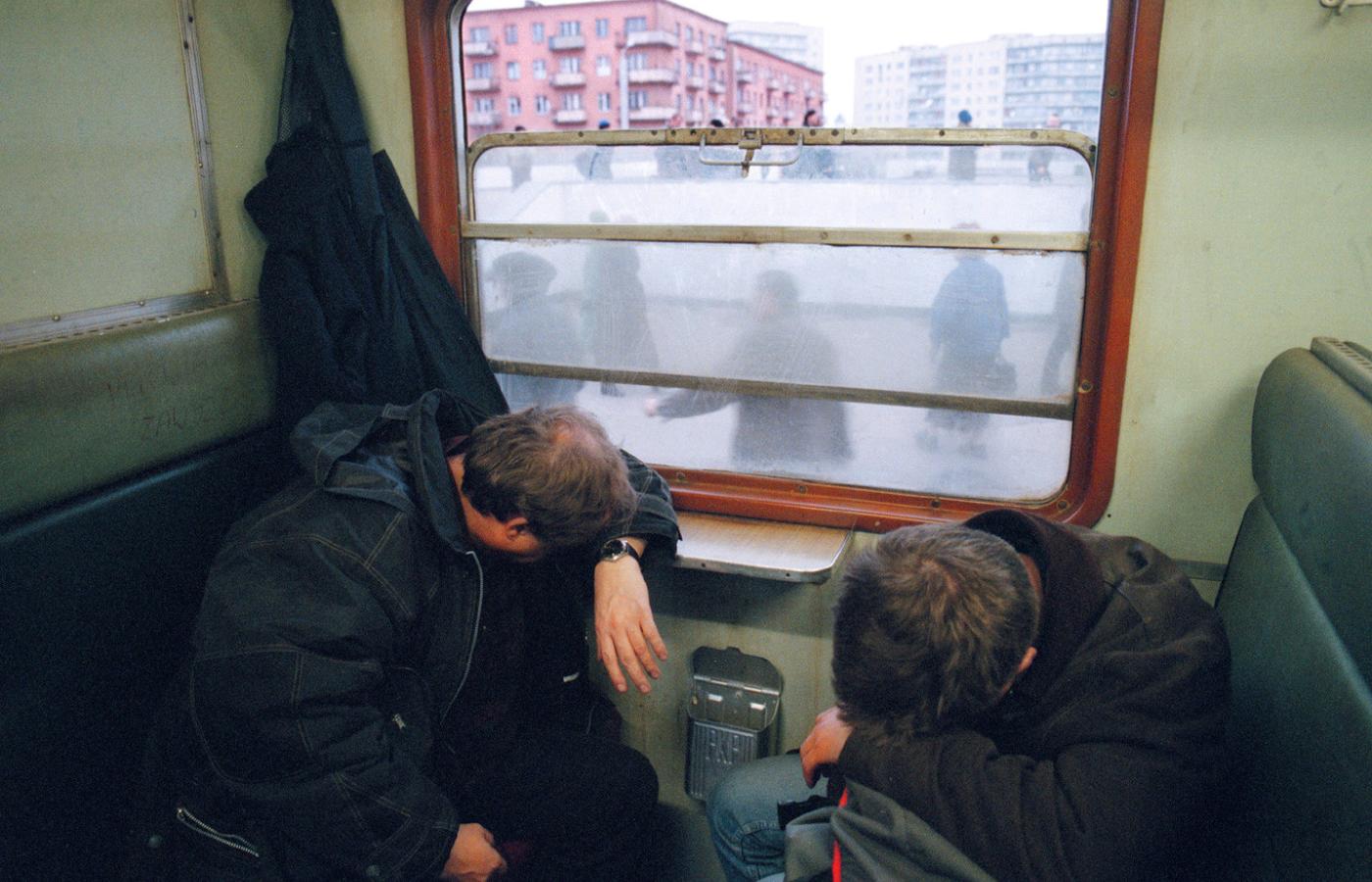 W niemiłosiernie brudnym pociągu najlepsze miejsca są przy oknie