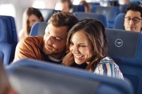 Linie lotnicze przygotowują szereg udogodnień dla osób, które decydują się na te długie podróże.