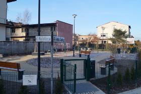 „Zagospodarowanie placu u zbiegu ulic Jacka Soplicy i Wojskiego na teren rekreacyjno-wypoczynkowy” – wartość projektu: 113 tys. zł

Urokliwy mały skwerek powstał jako projekt BO2016. U zbiegu ulic Jacka Soplicy i Wojskiego pojawił się plac zabaw dla dzieci.