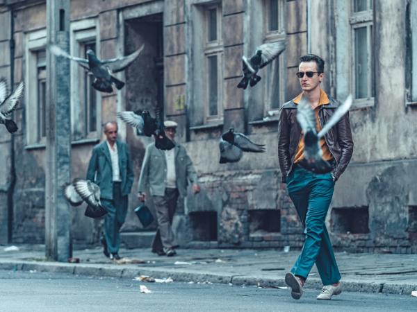 Filip Pławiak jako przyszła szara eminencja „Rojsta”, kierownik Hotelu Centrum.