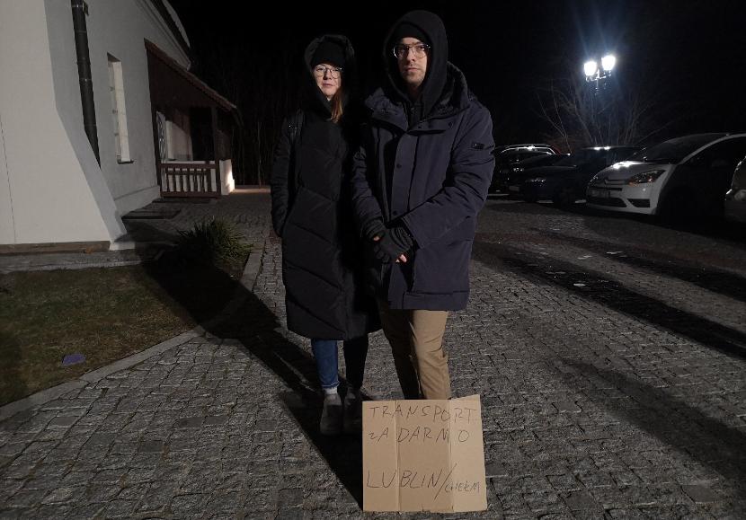 Julia i Bartosz z Lublina czekają na uchodźców w Dorohusku.