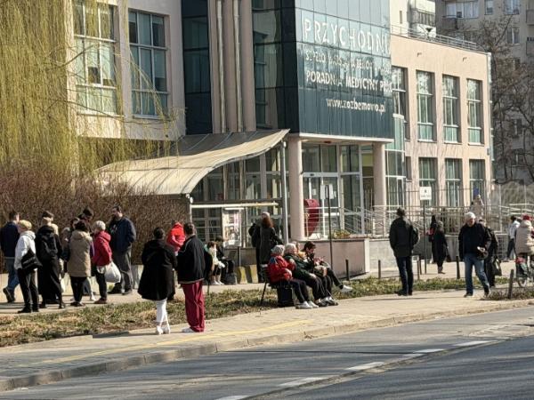 Ewakuacja dzieci w związku z alarmem bombowym. Przedszkole Integracyjne nr 314 przy ul. Sierpnia 36 w Warszawie, 18 marca 2026 r.