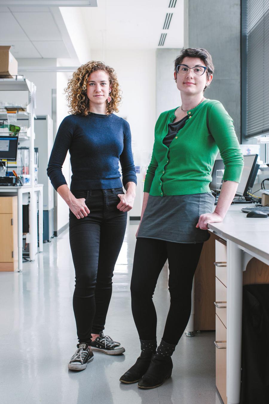 Twórczynie szczepionki Lexi Walls (po lewej) i Brooke Fiala (po prawej) wykorzystały indywidualnie projektowane białka do stworzenia nowej, obiecującej szczepionki przeciwko COVID. Wymachuje ona wrażliwym elementem wirusa SARS-CoV-2 przed komórkami układu odpornościowego, wyzwalając silną reakcję neutralizującą.