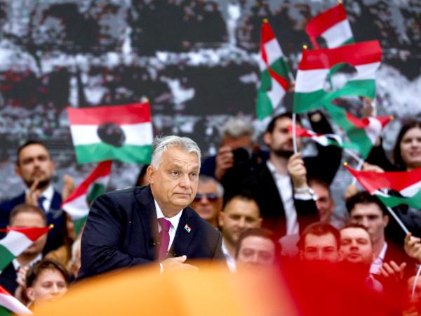 Viktor Orbán w czasie tłumnej i rozemocjonowanej demonstracji 23 października w Budapeszcie, upamiętniającej antysowieckie powstanie 1956 r.
