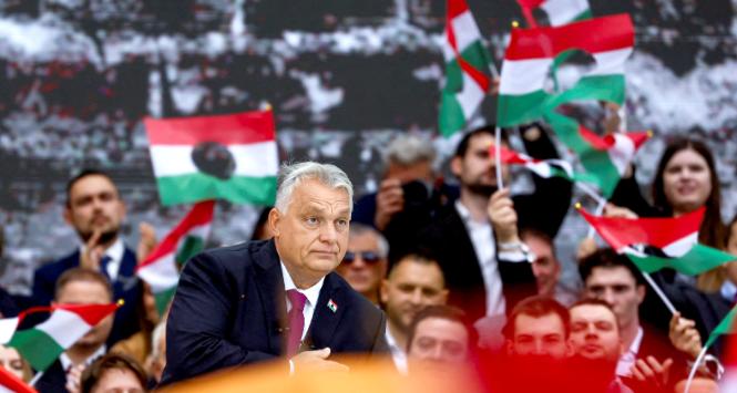 Viktor Orbán podczas demonstracji upamiętniającej antysowieckie powstanie 1956. Budapeszt, 23 października 2025 r.
