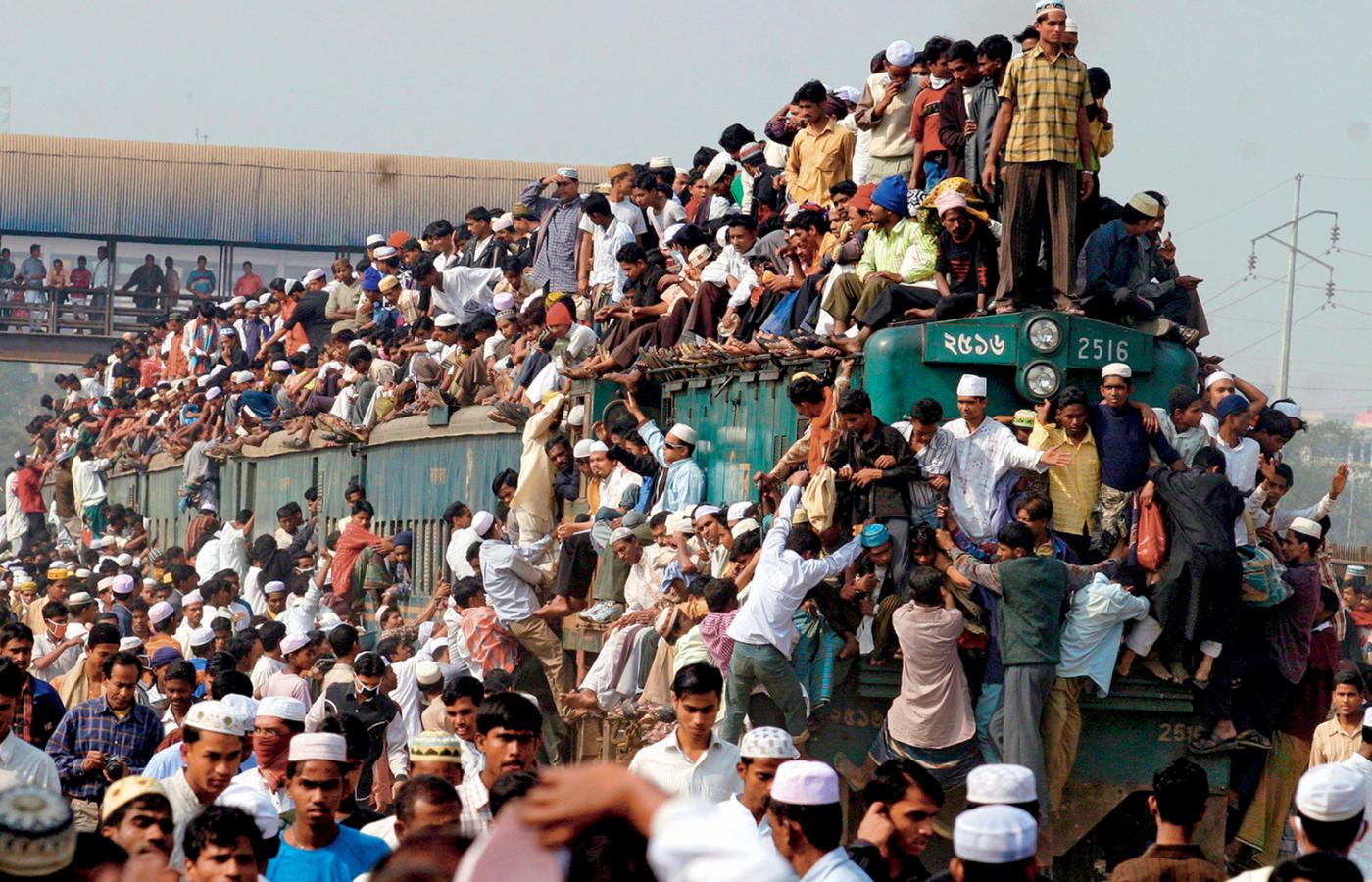 Przepełniony pociąg opuszcza stację kolejową w Dhace w Bangladeszu.