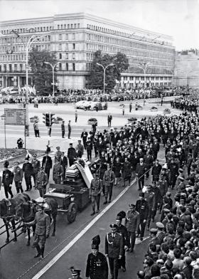 Kondukt pogrzebowy Aleksandra Zawadzkiego, 11 sierpnia 1964 r., Warszawa.