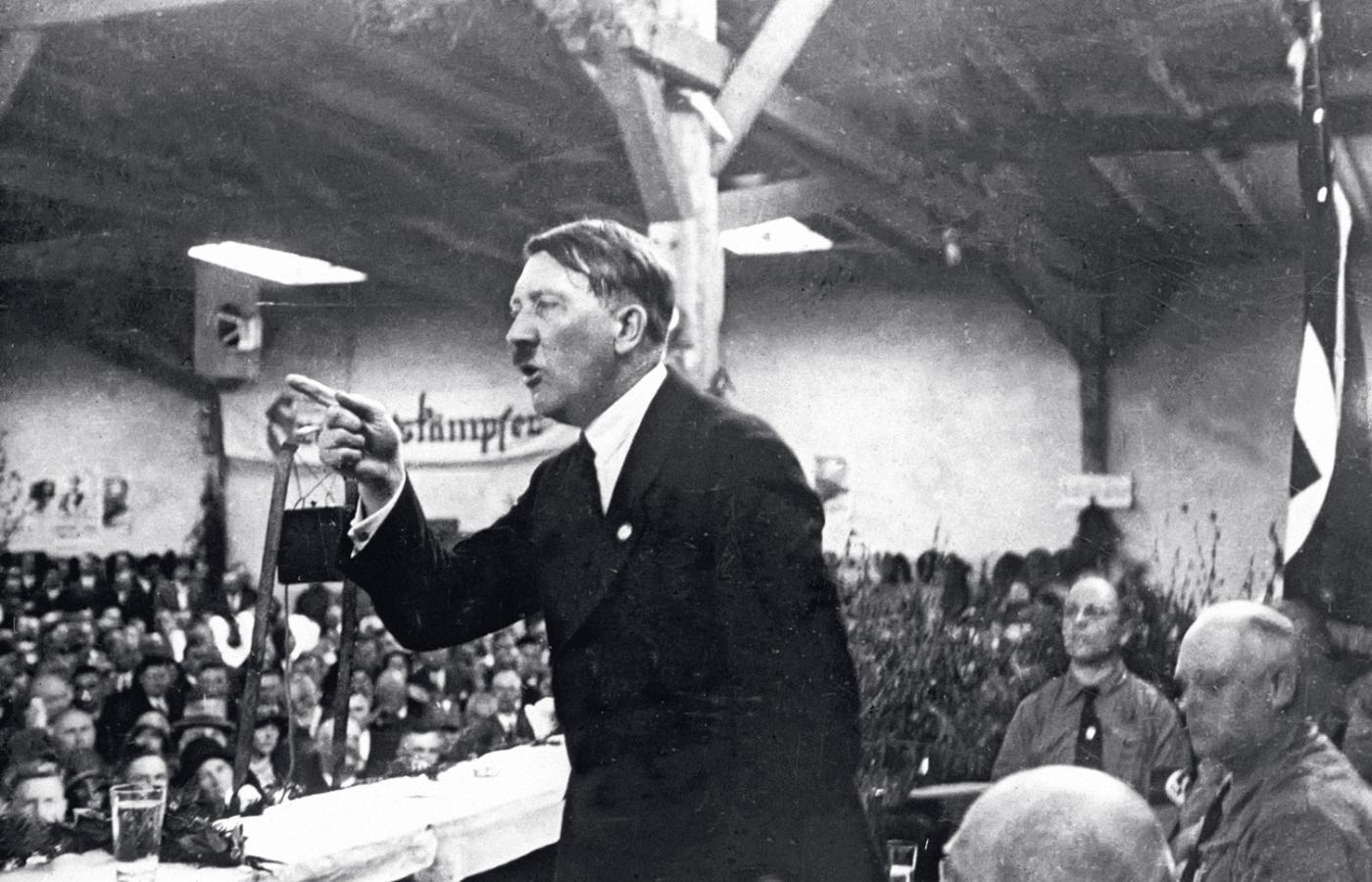 Adolf Hitler na wiecu, 1925 r.