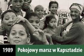 6. Pokojowy marsz w Kapsztadzie. 1989 był rokiem wielkich wolnościowych przemian w naszym kraju. W tym samym czasie Republika Południowej Afryki była bardzo daleka od tego etapu, a cały kraj zmagał się z ogromnym społecznym problemem apartheidu. Mimo że ogromną większość mieszkańców stanowili czarnoskórzy, od kilku dziesięcioleci stanowili oni de facto niższą kastę. Pozbawieni podstawowych praw (łącznie z zakazem strajków, małżeństw, a nawet stosunków seksualnych pomiędzy biało- i czarnoskórymi), 13 września 1989 roku zorganizowali nielegalny marsz, w którym wzięło udział 30 tysięcy osób. Uczestnicy odnieśli niespodziewany sukces, który objawił się w pewnych ustępstwach ze strony rządowej. Rozmiar protestu, jego pokojowy charakter i pozytywne zmiany, jakie przyniósł, zapoczątkowały transformację ustroju RPA w stronę demokracji. Dzięki temu w 1994 roku odbyły się tam pierwsze wolne wybory, a władzę zdobyła czarnoskóra większość, kończąc epokę apartheidu.