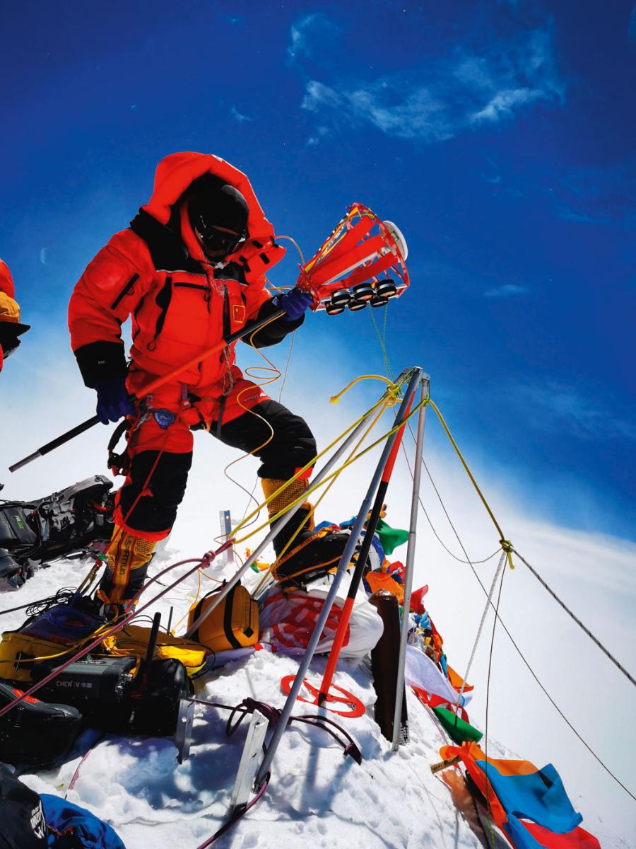 Chińscy badacze weszli na Mount Everest w maju 2020 r., by po raz kolejny zmierzyć jego wysokość.