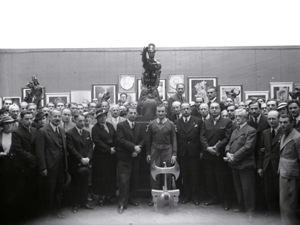 Wystawa prac Stanisława Szukalskiego i „Szczepu Rogate Serce” w gmachu Towarzystwa Przyjaciół Sztuk Pięknych (Pałac Sztuki) w Krakowie, 1936 r. Stanisław Szukalski stoi w środku za hełmem z symbolem Toporła. W tle pośrodku rzeźba „Remussolini” (projekt pomnika Mussoliniego), z lewej rzeźba „Bolesław Prawy (Śmiały)”.