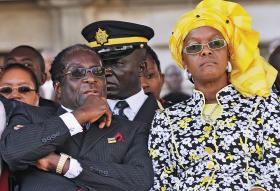 Robert Mugabe, prezydent Zimbabwe od grudnia 1987. W 1951 roku ukończył studia prawnicze na Uniwersytecie w Fort Hare w RPA. Później wykładał na Kolegium Nauczycielskim Chalimbana w Rodezji Północnej (obecnie Zambia), następnie uczył w Liceum Takordari w Apowa w regionie zachodniej Ghany. Do 1960 roku uczył w lokalnej szkole w Achimocie, gdzie poznał przyszłą żonę, Sally Hayfron.
