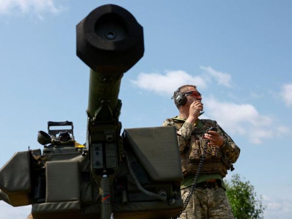 Ukraiński żołnierz przygotowuje do pracy szwedzki przenośny system obrony powietrznej RBS 70. Czerwiec 2023 r.