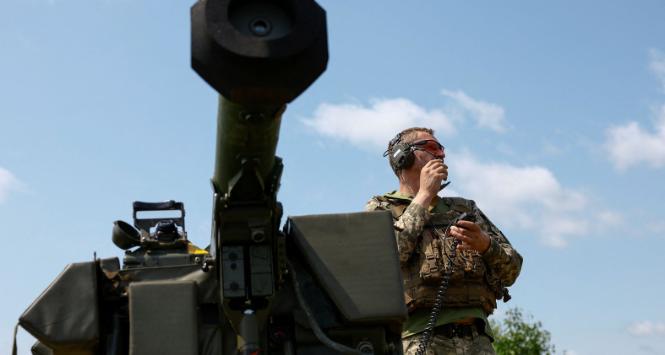 Ukraiński żołnierz przygotowuje do pracy szwedzki przenośny system obrony powietrznej RBS 70. Czerwiec 2023 r.