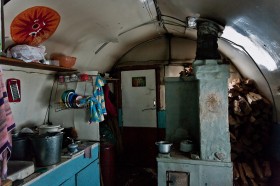 Wnętrze jednej z beczek. Gdy mieszkał w niej Wołodia namalowało motywy słońca symbolizujące Boga.