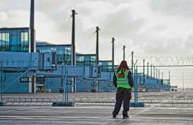 W nowym terminalu trwają nieustannie dość ospałe prace naprawcze, a tymczasem już teraz trzeba myśleć o jego rozbudowie.