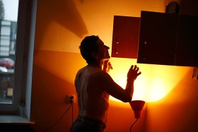 Sławomir Michalski po pracy, przy swojej szafce w pokoju schroniska.