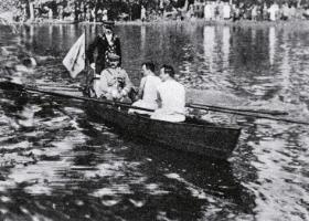 Marszałek Józef Piłsudski podczas przejażdżki łodzią po Prośnie w Kaliszu, z członkami Kaliskiego Towarzystwa Wioślarskiego, 1921 r.