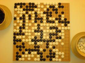 Goban, plansza do gry w go. Oczywiście mecz Sedol kontra AlphaGo odbywał się na komputerze.