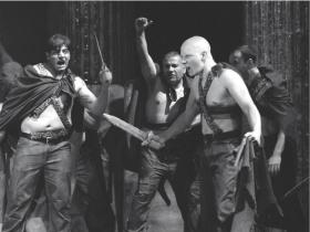 „Ceasar must die” - kadr z filmu braci Taviani, w którym zagrali naturszczycy, autentyczni skazani z więzienia.