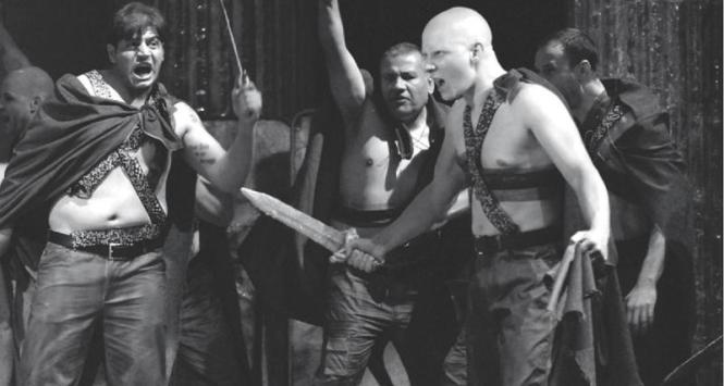 Ceasar must die - kadr z filmu braci Taviani, w którym zagrali naturszczycy, autentyczni skazani z więzienia.