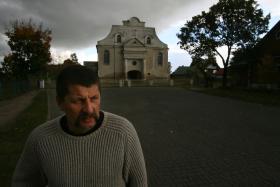 Marek Chmielewski przed ocalałą bożnicą.