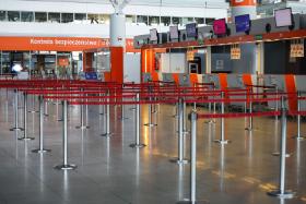 W branży lotniczej optymizm już dawno wyparował. Powrót do normalnego trybu pracy może zając miesiące. Na fot. puste lotnisko Chopina w Warszawie.