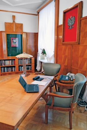 Biurko ministra edukacji. Budynek MEN powstał w okresie międzywojennym i przetrwał II wojnę światową.