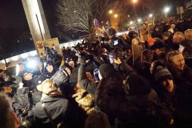 Zamieszanie za policyjnym kordonem otaczającym demonstrujących przed Sejmem