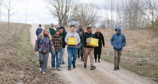 W ramach programu „Zwiastun” żołnierze sił NATO roznoszą na Litwie paczki dla potrzebujących. Płaci za to PFN, czyli polski podatnik, ale w roli darczyńcy występuje litewski podmiot.
