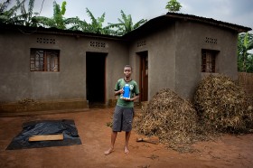 Yannick Nishimwe, 14 lat. Sierota, mieszka u dziadków. Po szkole zajmuje się krowami. TERMOS jest ważny, może z niego zjeść kaszkę z sorgo, wypić herbatę bez wielokrotnego rozpalania ognia. Chce zostać ministrem. Marzy, by pójść do nieba. Masaka, Rwanda