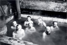 Żydzi w mykwie; fotografia z gminy w Radomiu, 1940 r.