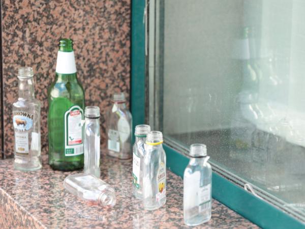 Puste butelki po piwie i wódce, tzw. małpki