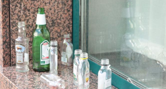 Puste butelki po piwie i wódce, tzw. małpki