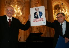 Marian Turski i Władysław Bartoszewski podczas jubileuszu byłego szefa MSZ w lutym 2012 roku.