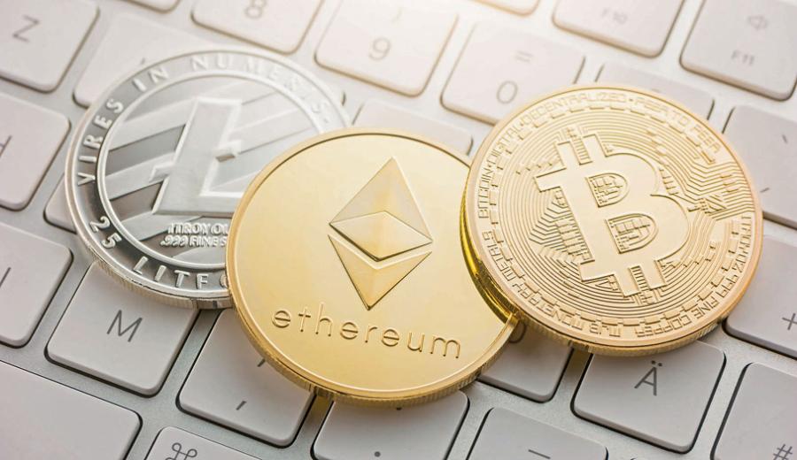 Monety pierwszych kryptowalut – bitcoin, ­ethereum i litecoin.