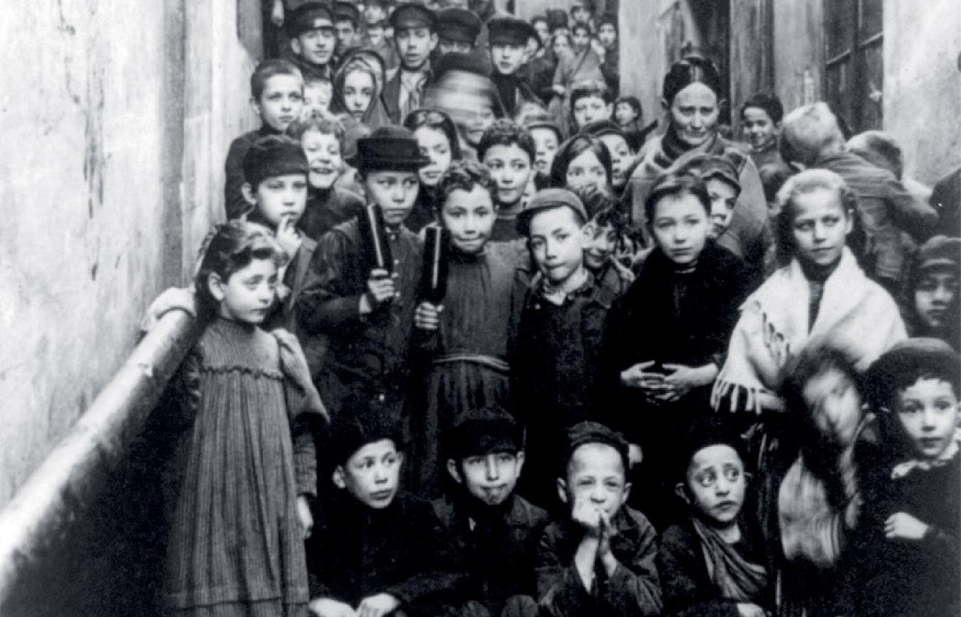 Dzieci żydowskie; prawdopodobnie fotografia została wykonana przy Kamiennych Schodkach na Starym Mieście w Warszawie.