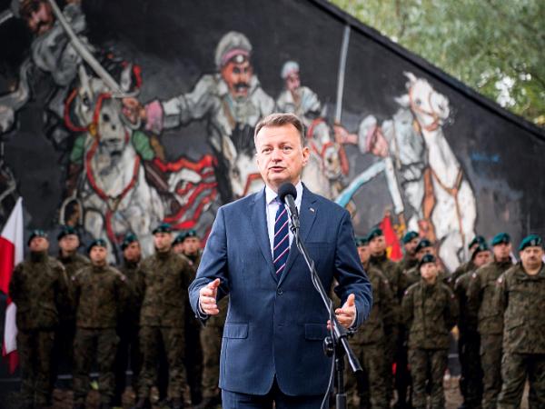 Mariusz Błaszczak, który już w 2022 r. ogłaszał, że „zbudowaliśmy wielowarstwowy system obrony przeciwlotniczej” i „dzięki staraniom rządu PiS nasze niebo jest bezpieczne”, na własnej skórze poczuł, jak jest naprawdę.