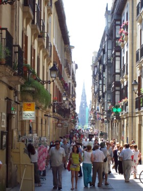 Ulice San Sebastian tętnią życiem o każdej porze roku. Na starówce możemy nie tylko zwiedzić najważniejsze zabytki miasta, ale też spróbować świeżych mięczaków sprzedawanych przez ulicznych handlarzy, lub obejrzeć występ ulicznych artystów.
