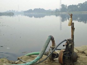 Trudno uwierzyć, ale na wodę z Jamuny są chętni.