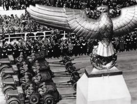 Gotowi do wojny; parada Wehrmachtu w 50-lecie urodzin Adolfa Hitlera, Berlin, 20 kwietnia 1939 r.