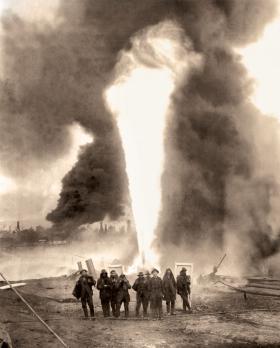 Pracownicy kopalni gazu obok nowego odwiertu, okolice Borysławia