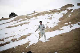 Nie wszystkie dzieci mają buty. Niektóre biegają w klapkach, choć temperatura na zewnątrz jest bliska zera. My mamy polary, ocieplane buty, kurtki, rękawiczki, a i tak marzniemy.