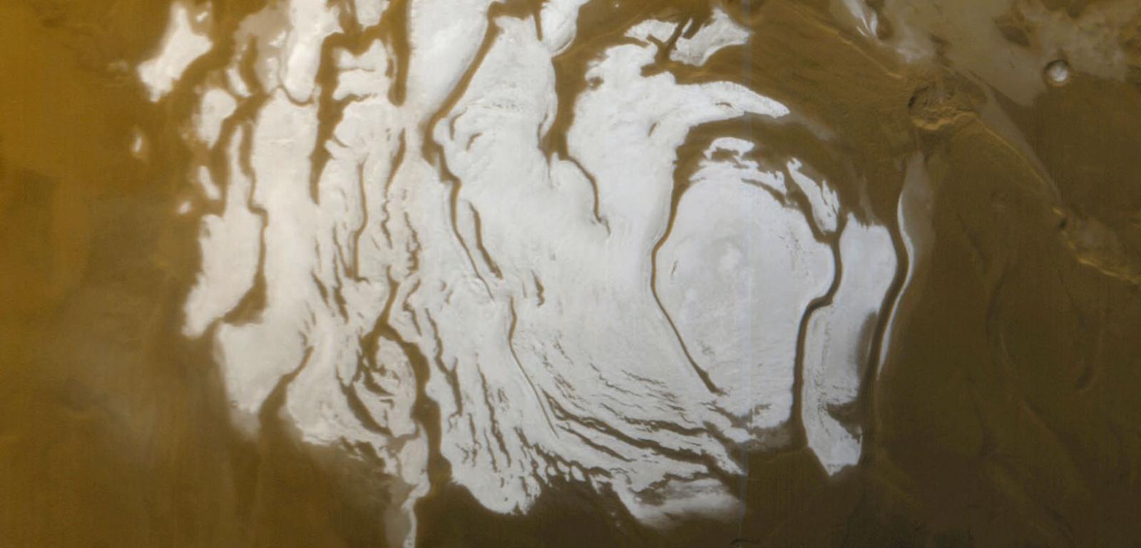 Południowa czapa polarna Marsa ma średnicę ok. 400 km, choć jej rozmiary zmieniają się wraz z porami roku.