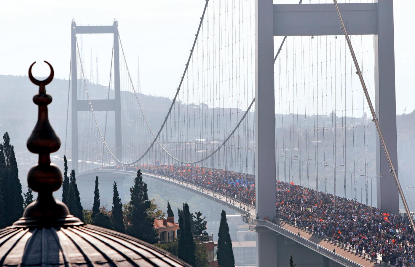 Maratończycy na moście nad Bosforem, łączącym europejską i azjatycką część Turcji. W która stronę podąży ten kraj?